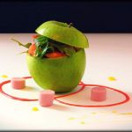 Ensalada de canonigos, rucula y jamón cocido con vinagreta de fresas