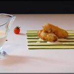 Flores de calabacín rellenas sobre infusión de queso