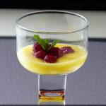 Sopa de piña y frambuesas