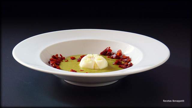 Huevos poché con crema de pimiento verde y chocrizo por Recetas Bonappetit