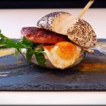 mini hamburguesas de pollo con salsa de curcúrma y miel