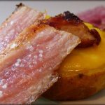 Patatas rellenas con pure de melocotón y secreto ibérico