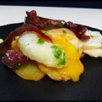 Huevos estrellados con jamón de pato