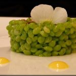 Guisantes lágrima con crema de huevo escalfado y sal de jamón de pato