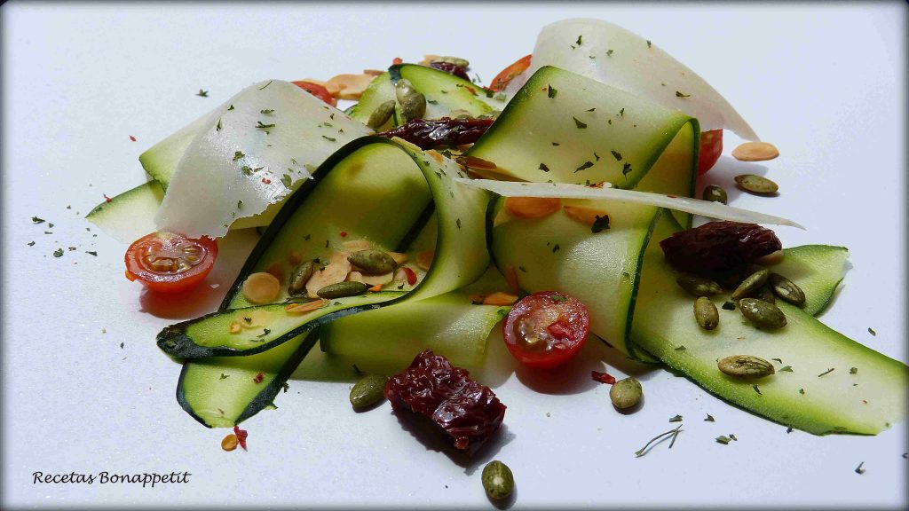 Ensalada de calabacín, queso Parmesano y frutos secos.