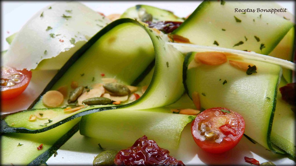 Ensalada de calabacín, queso Parmesano y frutos secos.