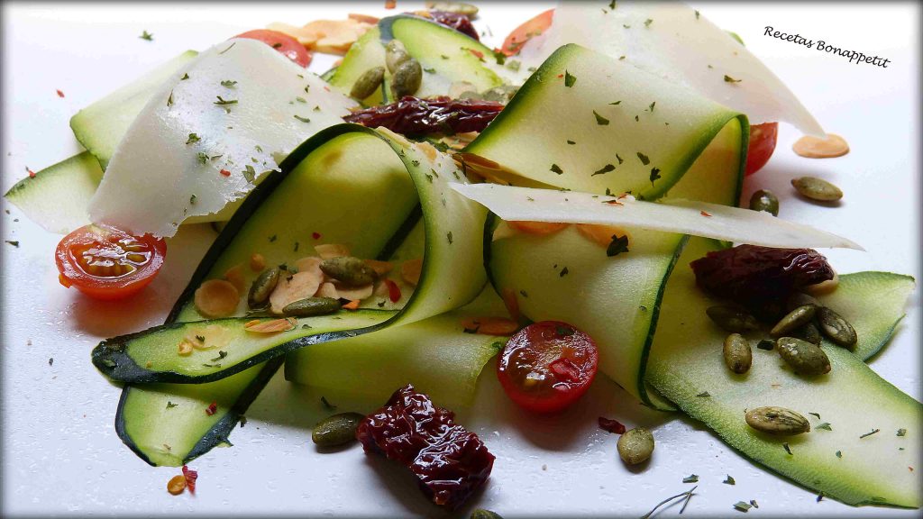 Ensalada de calabacín, queso Parmesano y frutos secos.