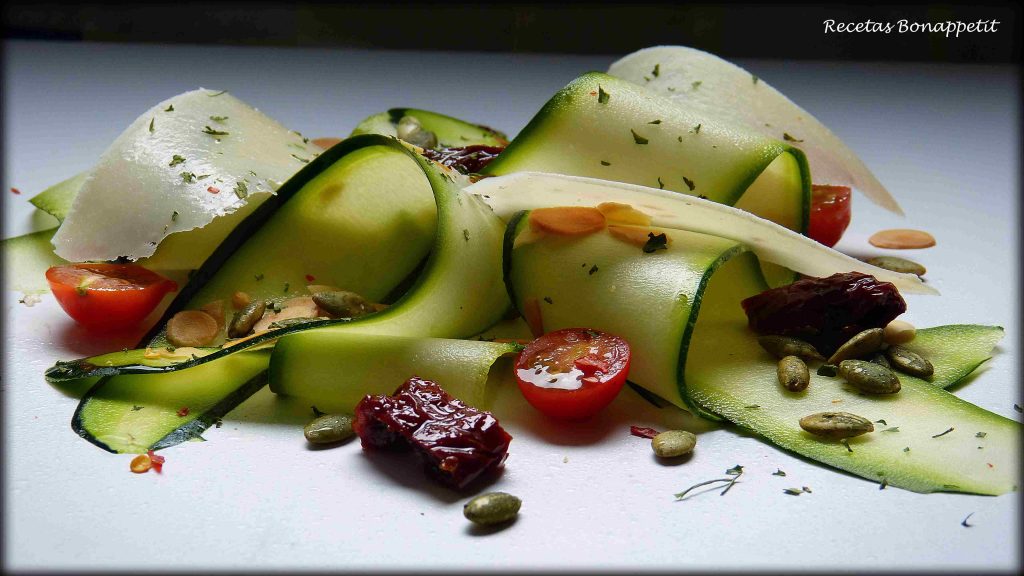 ENSALADA DE CALABACÍN, QUESO PARMESANO Y FRUTOS SECOS. - Recetas Bonappetit