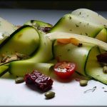 Ensalada de calabacín, queso Parmesano y frutros secos.