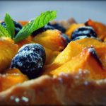 Tarta de melocotón y arandanos