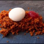 Tierra de almendras, mermelada de frambuesa y sféricos de yogur y miel