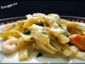 Tallarines con gambas y mejillones en salsa verde