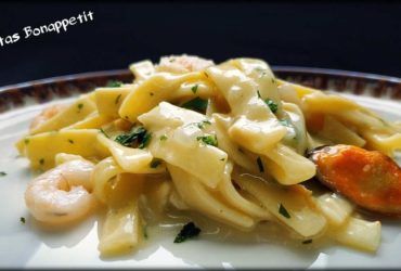 Tallarines con gambas y mejillones en salsa verde